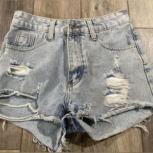 💗 Amazon : light blue denim ripped shorts 💗